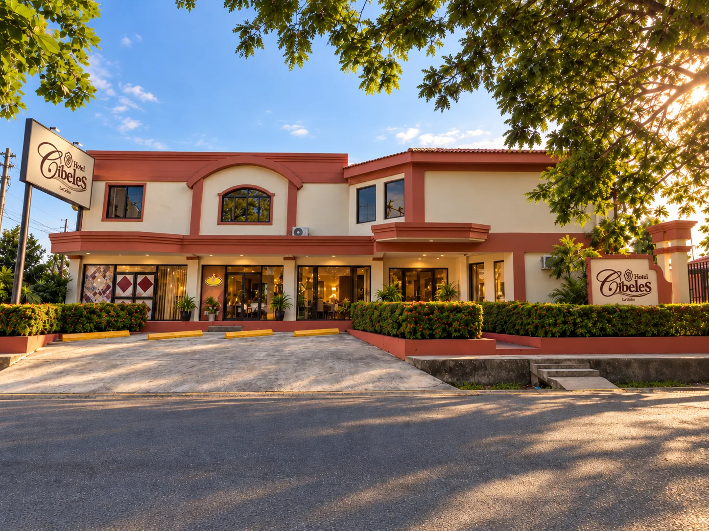 Fachada de Hotel Cibeles en La Ceiba iluminada por la luz de la tarde